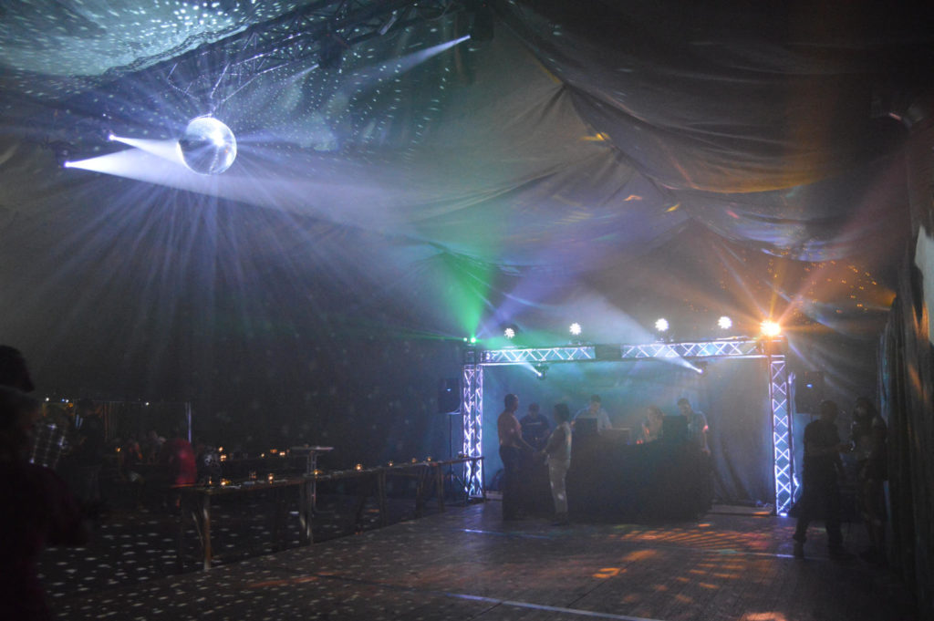 Großer Aufbau bei einer Scheunenparty