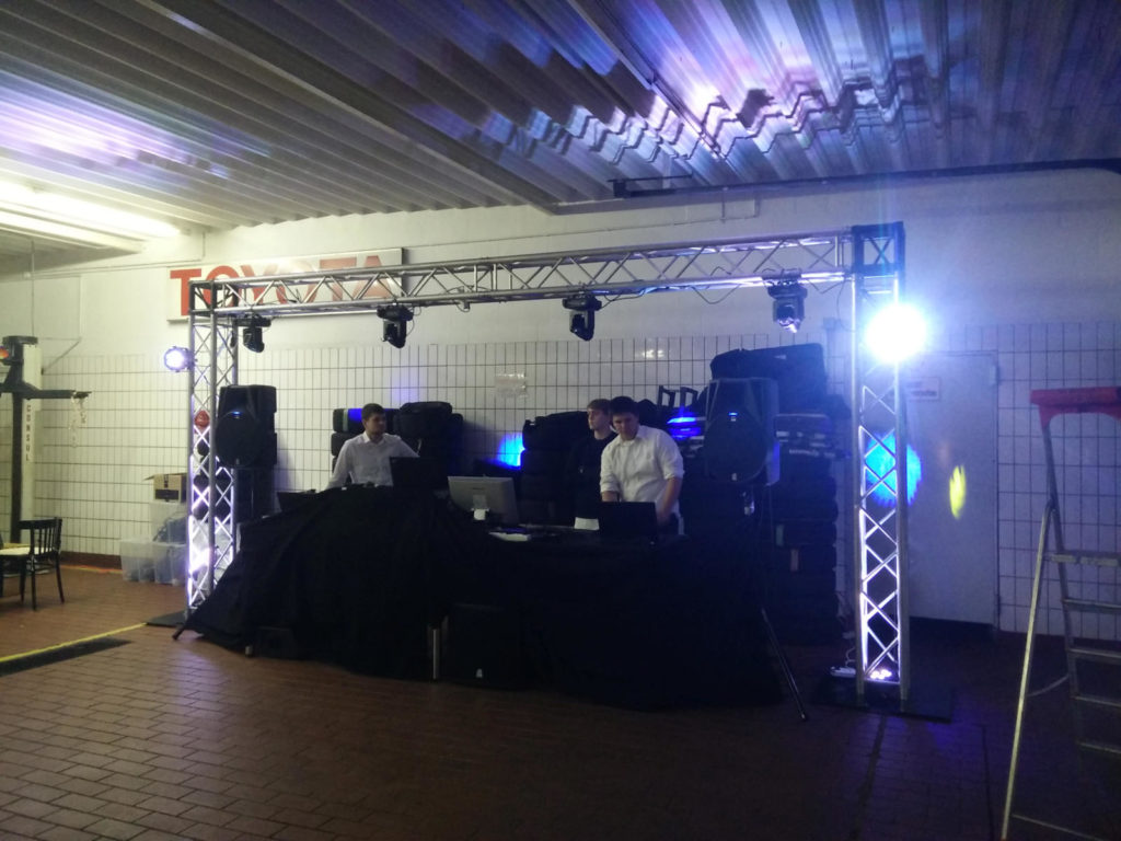 Aufbau unseres Traversen Tores in einer Autowerkstatt