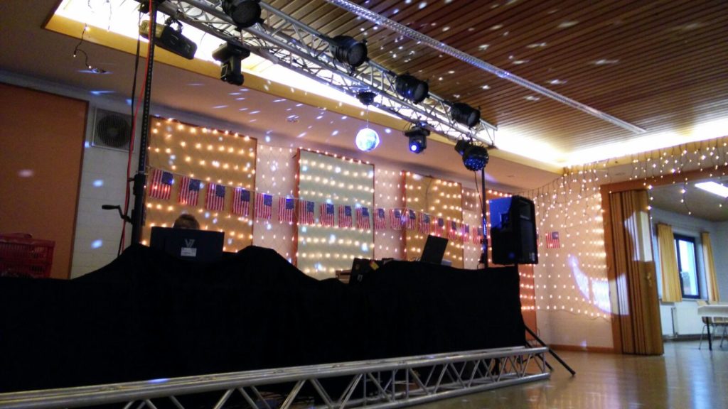 Mittlerer Aufbau mit Traversen Stativen